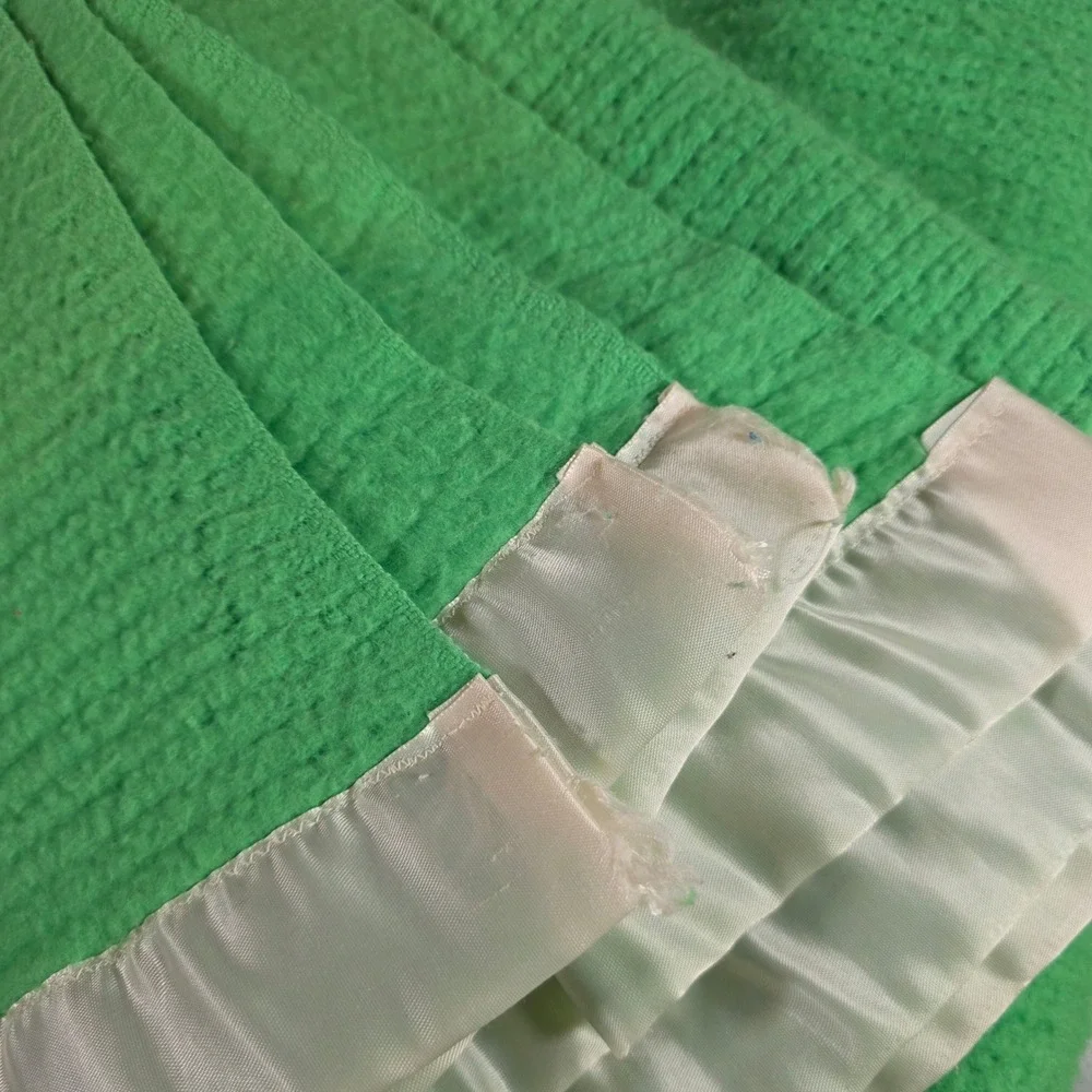 Vintage Kelly Green Waffle Knit Acrylic Blanket Cream Satin Trim 86